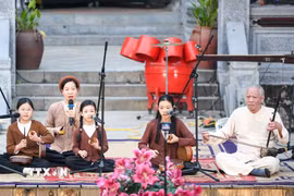 Nghệ sỹ nhân dân Xuân Hoạch cùng các học trò nhí biểu diễn chùm ca khúc ''Công cha nghĩa mẹ'', ''Ngoan'", ''Mẹ'' tại Chương trình biểu diễn nghệ thuật truyền thống diễn ra ngày 4/1/2026, tại không gian văn hóa Hồ Văn (Trung tâm Hoạt động văn hóa khoa học Văn Miếu-Quốc Tử Giám). (Ảnh: Khánh Hòa/TTXVN)