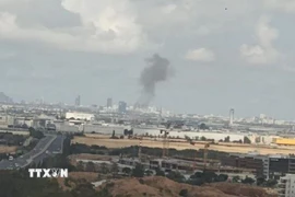Khói bốc lên từ sân bay quốc tế Ben Gurion ở Tel Aviv, Israel sau vụ tấn công bằng tên lửa của Houthi ngày 4/5/2025. (Ảnh: IRNA/TTXVN)