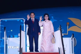 Thủ tướng Phạm Minh Chính và Phu nhân đến thủ đô Kuala Lumpur bắt đầu chuyến thăm chính thức Malaysia và tham dự Hội nghị Cấp cao ASEAN lần thứ 46. (Ảnh: Dương Giang/TTXVN)