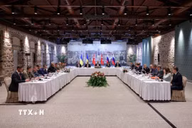 Ngoại trưởng Thổ Nhĩ Kỳ Hakan Fidan (giữa) chủ trì cuộc họp giữa phái đoàn Nga và Ukraine tại Istanbul ngày 16/5/2025. (Ảnh: THX/TTXVN)
