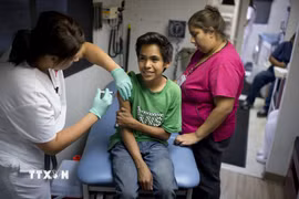 Tiêm phòng vaccine phòng sởi-quai bị-rubella cho học sinh tại Mỹ. (Ảnh: AFP/TTXVN)