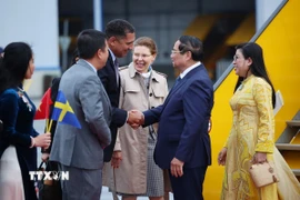 Quan chức Thuỵ Điển đón Thủ tướng Phạm Minh Chính và Phu nhân tại Sân bay Quốc tế Arlanda. (Ảnh: Dương Giang/TTXVN)