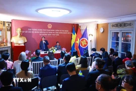 Thủ tướng Phạm Minh Chính phát biểu tại buổi gặp cán bộ, nhân viên Đại sứ quán và cộng đồng người Việt Nam tại Thụy Điển. (Ảnh: Dương Giang/TTXVN)