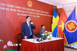 Thủ tướng Phạm Minh Chính phát biểu tại buổi gặp cán bộ, nhân viên Đại sứ quán và cộng đồng người Việt Nam tại Thụy Điển. (Ảnh: Dương Giang/TTXVN)
