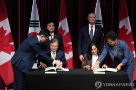 Các quan chức cấp cao Hàn Quốc và Canada ký kết hiệp ước an ninh tại Ottawa. (Nguồn: Yonhap)