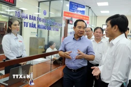 Chủ tịch Ủy ban Nhân dân Thành phố Hồ Chí Minh Nguyễn Văn Được kiểm tra Trung tâm Dịch vụ Hành chính công phường Bà Rịa. (Ảnh: Đoàn Mạnh Dương/TTXVN)