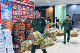 Thực phẩm, nhu yếu phẩm được lực lượng Công an Đắk Lắk vận chuyển về vùng lũ. (Ảnh: TTXVN phát)