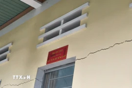 Vụ nổ dưới lòng đất tại xã Ia Rsai, tỉnh Gia Lai chưa xác định được nguyên nhân, khiến nhiều nhà công vụ và nhà dân bị nứt tường ngang, dọc. (Ảnh: Hồng Điệp/TTXVN)