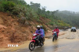 Hàng chục điểm sạt lở trên tuyến Quốc lộ 24 gây nguy hiểm cho các phương tiện giao thông. (Ảnh: Dư Toán/TTXVN)