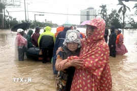 Nhiều hộ dân vùng ngập sâu ở Đắk Lắk được đưa đến nơi an toàn. (Ảnh: Tường Quân/TTXVN)