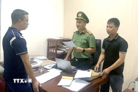 Cơ quan công an khởi tố đối tượng Nguyễn Đức Thịnh (trái). (Ảnh: TTXVN phát)