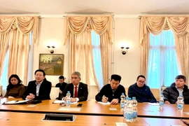 Đại sứ Nguyễn Đắc Thành (thứ ba từ trái) phát biểu tại lễ phát động quyên góp đợt hai ủng hộ đồng bào trong nước bị ảnh hưởng nặng nề bởi lũ lụt. (Ảnh: Phương Hoa/TTXVN)