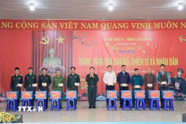 Đại tướng Nguyễn Trọng Nghĩa, Ủy viên Bộ Chính trị, Bí thư Trung ương Đảng, Chủ nhiệm Tổng cục Chính trị Quân đội Nhân dân Việt Nam tặng quà Tết tại xã Quảng Trực, tỉnh Lâm Đồng. (Ảnh: Hưng Thịnh/TTXVN)