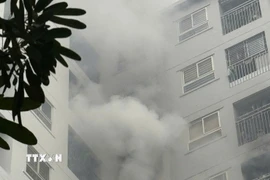 Khói đen bao trùm cả căn hộ. (Ảnh: Hùng Mạnh/TTXVN)