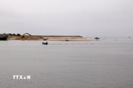 Các đơn vị triển khai nạo vét phần bị bồi lấp trong cảng cá Phan Thiết (phường Phan Thiết, Lâm Đồng), đảm bảo an toàn cho tàu cá neo đậu. (Ảnh: Nguyễn Thanh/TTXVN)