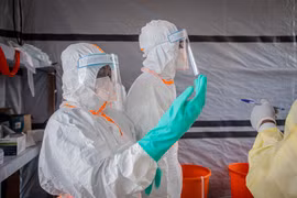 Nhân viên y tế làm việc tại trung tâm điều trị Ebola ở Bunia, tỉnh Ituri, Cộng hòa Dân chủ Congo. (Ảnh: THX/TTXVN phát)