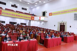 Các đồng chí lãnh đạo chủ chốt tỉnh Lai Châu cùng đại biểu dự kỳ họp. (Ảnh: Quý Trung/TTXVN)