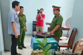 Công an đọc lệnh bắt tạm giam đối với cựu Phó Chủ tịch Ủy ban Nhân dân thành phố Long Xuyên Đào Văn Ngọc. (Ảnh: Công an cung cấp)
