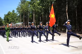 Khối Nam không quân công an nhân dân luyện tập bước đi nghiêm trên thao trường. (Ảnh: Lê Xuân/TTXVN)