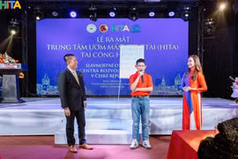 Bà Lụa Tranova, Giám đốc Trung tâm tại CH Séc trong phần giao lưu với một học sinh của Trung tâm Ươm mầm Hiền tài (HITA). (Ảnh: Việt Thắng/TTXVN)