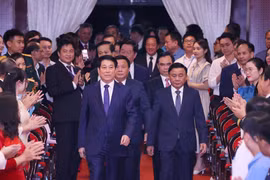 Chủ tịch nước Lương Cường và các đại biểu đến dự buổi lễ. (Ảnh: Văn Điệp/TTXVN)