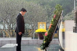 Tổng Bí thư, Chủ tịch nước Lào Thongloun Sisoulith tưởng niệm các Anh hùng liệt sỹ tại Đài tưởng niệm Bắc Sơn. (Ảnh: An Đăng/TTXVN)