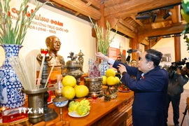 Chủ tịch Quốc hội Trần Thanh Mẫn dâng hương, tưởng nhớ Trưởng Ban Thường trực Quốc hội Bùi Bằng Đoàn. (Ảnh: Doãn Tấn/TTXVN)