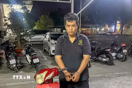 Đối tượng Nguyễn Huỳnh Khánh Duy và phương tiện gây án. (Ảnh: TTXVN phát)