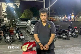 Đối tượng Nguyễn Huỳnh Khánh Duy và phương tiện gây án. (Ảnh: TTXVN phát)