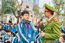 Sau các buổi tuyên truyền, học sinh không chỉ cam kết không vi phạm mà còn trở thành những "tuyên truyền viên nhỏ tuổi" lan tỏa thông điệp đến gia đình và cộng đồng. (Ảnh: TTXVN phát)