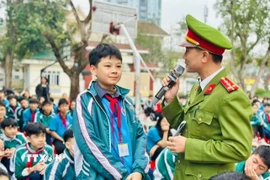 Sau các buổi tuyên truyền, học sinh không chỉ cam kết không vi phạm mà còn trở thành những "tuyên truyền viên nhỏ tuổi" lan tỏa thông điệp đến gia đình và cộng đồng. (Ảnh: TTXVN phát)