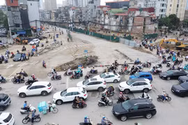 Giao thông tại khu vực nút giao La Thành-Nguyễn Chí Thanh trong ngày đầu phân luồng phục vụ thi công hạng mục cầu vượt thuộc dự án xây dựng đường Vành đai 1, đoạn Hoàng Cầu-Voi Phục. (Ảnh: Quốc Khánh/TTXVN)