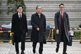 Cựu Thủ tướng Hàn Quốc Han Duck Soo (giữa). (Ảnh: AFP)