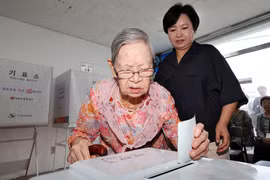 Cử tri bỏ phiếu trong cuộc bầu cử địa phương tại điểm bầu cử ở thành phố Gwangju, Hàn Quốc ngày 3/6/2026. (Ảnh: Yonhap/TTXVN)