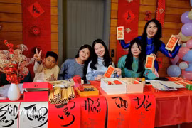 Gian xin chữ thư pháp đầu Xuân rất được các bạn trẻ gốc Việt quan tâm và yêu thích. (Ảnh: TTXVN phát)