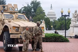 Lực lượng Vệ binh Quốc gia Mỹ tuần tra tại Washington, D.C., ngày 19/8/2025. (Ảnh: THX/TTXVN)