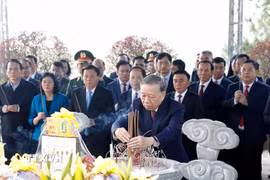 Tổng Bí thư Tô Lâm và đoàn công tác Trung ương dâng hoa, dâng hương tưởng niệm Tổng Bí thư Trần Phú tại Hà Tĩnh. (Ảnh: Thống Nhất/TTXVN)