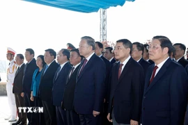 Tổng Bí thư Tô Lâm và đoàn công tác Trung ương dâng hoa, dâng hương tưởng niệm Tổng Bí thư Trần Phú tại Hà Tĩnh. (Ảnh: Thống Nhất/TTXVN)