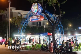 Hàng quán trái phép lấn chiếm gần hết khu vực cổng vào Chợ đêm Sơn Trà. (Ảnh: Quốc Dũng/TTXVN)