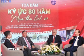 Các diễn giả trao đổi tại Toạ đàm. (Ảnh: Khánh Hòa/TTXVN)