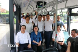 Các lãnh đạo tỉnh Bắc Ninh trải nghiệm trên tuyến xe buýt điện Vũ Ninh-Bắc Giang. (Ảnh: Thanh Thương/TTXVN)