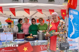 Bà Claudia Roth, Nghị sĩ Quốc hội Liên bang Đức, đến với gian hàng Việt Nam. (Ảnh: TTXVN phát)