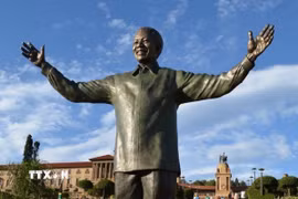 Bức tượng đồng cao 9 mét của cố Tổng thống Nelson Mandela tại thủ đô Pretoria, Nam Phi. (Ảnh: TTXVN phát)