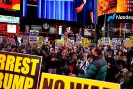 Người dân tập trung tại Quảng trường Thời đại ở thành phố New York để phản đối hành động quân sự của Mỹ tại Venezuela. (Ảnh: AFP/Getty images)