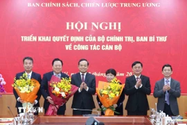 Các đồng chí lãnh đạo Ban Chính sách, chiến lược Trung ương. (Ảnh: Phương Hoa/TTXVN)