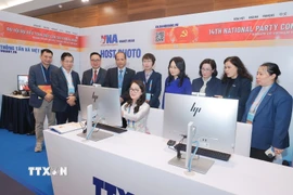 Các đại biểu thăm khu vực tác nghiệp của Thông tấn xã Việt Nam tại Trung tâm Báo chí. (Ảnh: Phương Hoa/TTXVN)