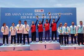Bộ tứ Phạm Hồng Quân, Bùi Thị Yến, Ma Thị Thúy và Hiên Năm trên bục nhận huy chương vàng. (Ảnh: Báo Nhân Dân)
