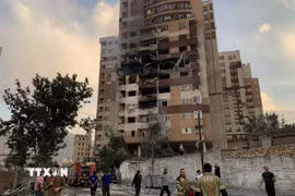 Tòa nhà tại Tehran, Iran bị hư hại sau đòn không kích của Israel, ngày 13/6/2025. (Ảnh: AA/TTXVN)