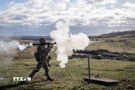 Quân nhân Ukraine sử dụng súng phóng lựu chống tăng trong huấn luyện chiến đấu chống quân đội Nga ở ngoại ô thành phố Pokrovsk thuộc Donetsk, ngày 18/12/2024. (Ảnh: AA/TTXVN)