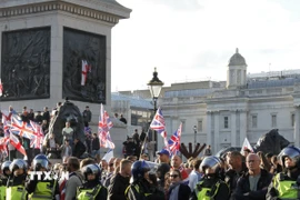 Cảnh sát được triển khai để giữ trật tự trong bối cảnh diễn ra cuộc biểu tình phản đối người di cư mang tên “Unite the Kingdom” ở London, Anh ngày 13/9/2025. (Ảnh: THX/TTXVN)